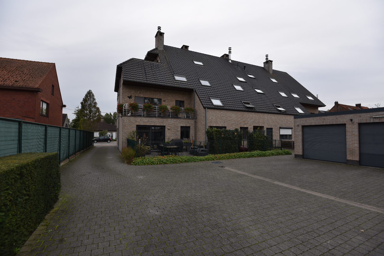 Ruim appartement met 3 slpk, terras en garage te Eeklo 