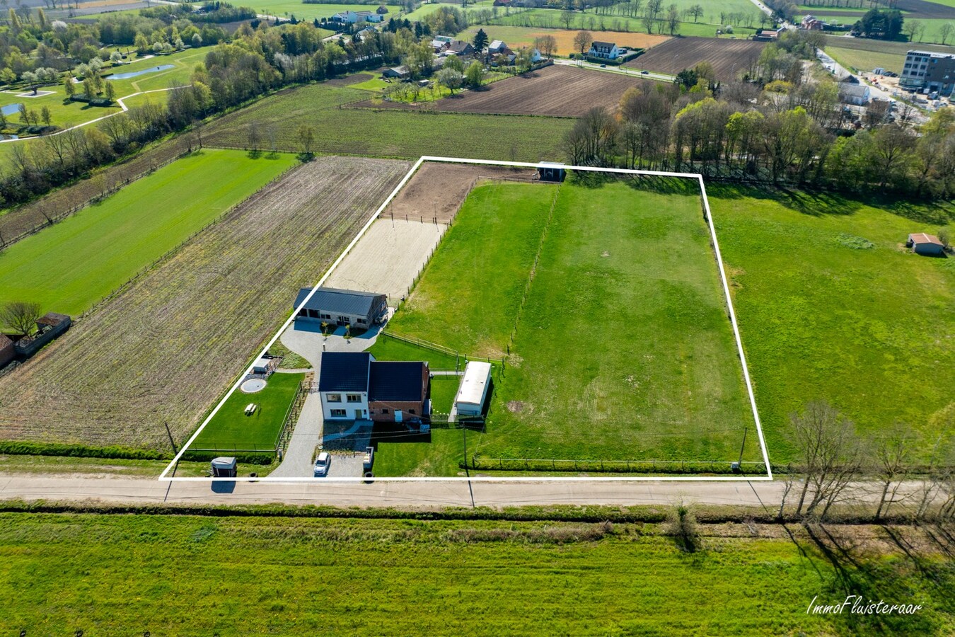 Recent gerenoveerde woning met paardenstallen en buitenpiste op ca. 12.370 m2  te Geel 