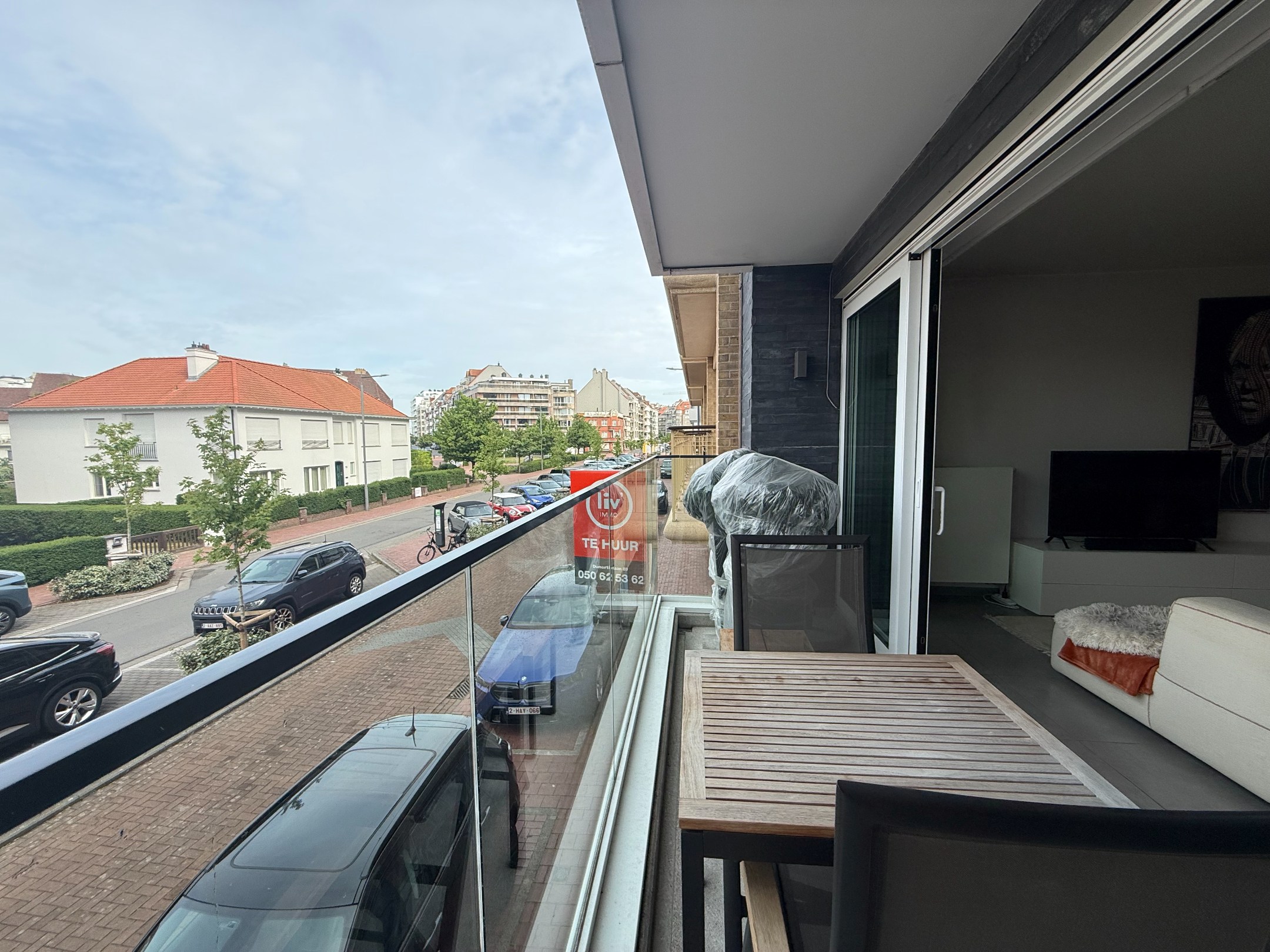 Heel goed gelegen en netjes onderhouden appartement met een open zicht en 2 slaapkamers gelegen in de Koningslaan, vlakbij de Zeedijk. 