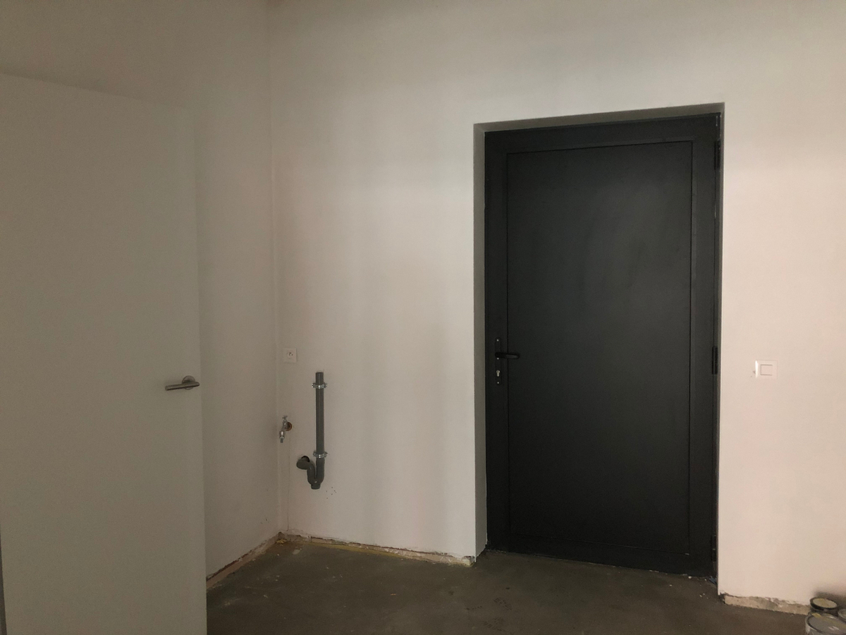 Splinternieuw gelijkvloers handelspand (winkel of kantoor). 