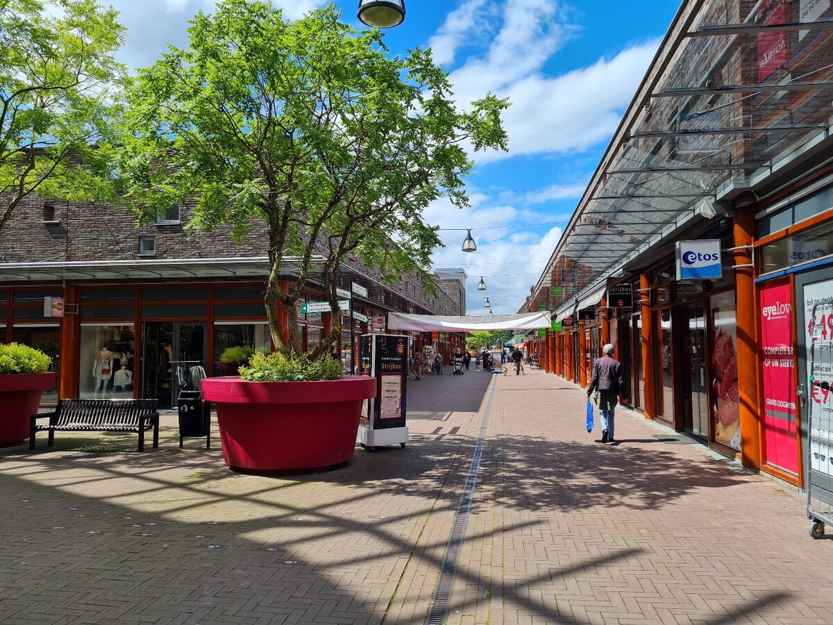 Modern winkelpand / broodjeszaak / restaurant / lunchroom op een A1-locatie in het centrum van Goirle aan de Hovel 34 