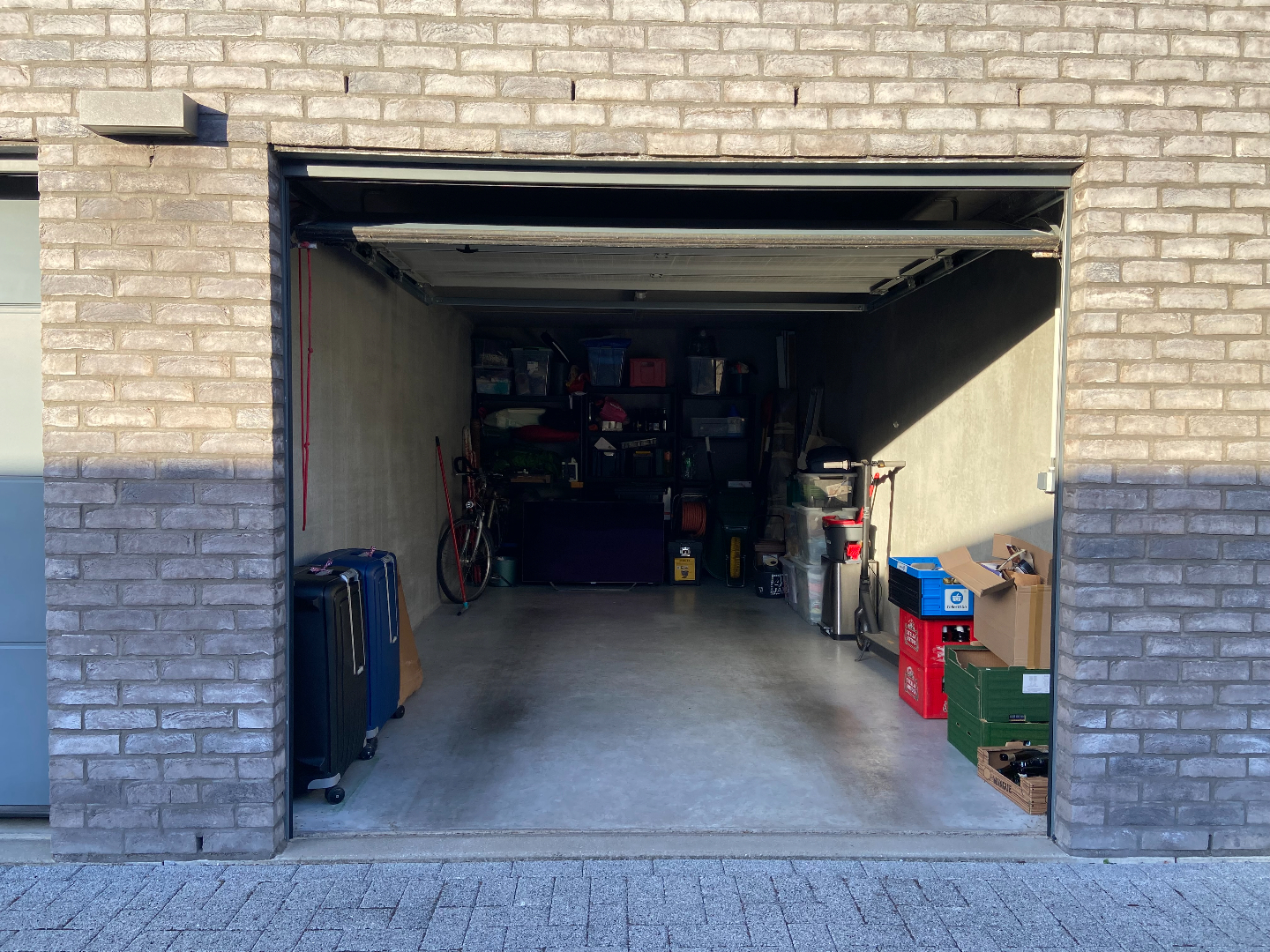 Instapklaar modern 2-slaapkamerappartement met garage in hartje Waregem! 