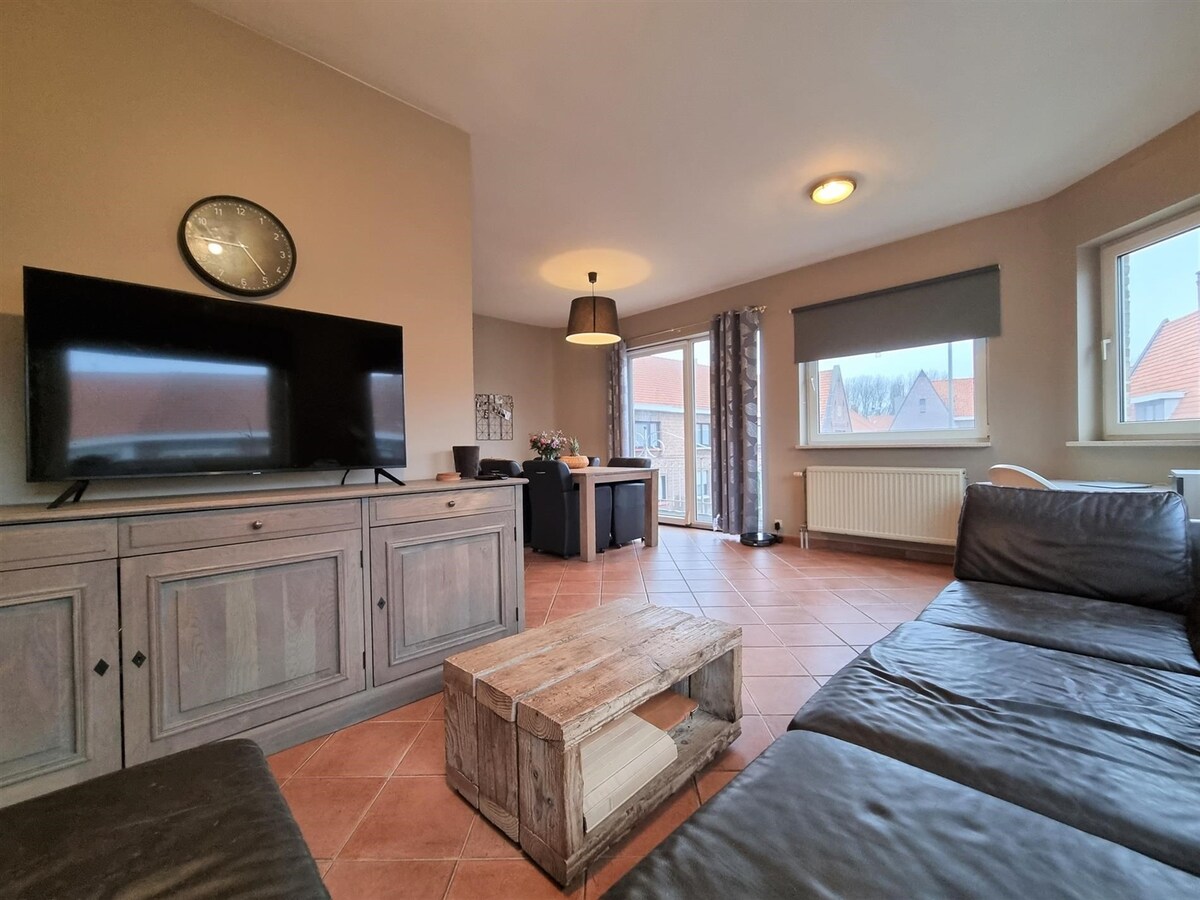 Op te knappen, zeer ruime hoekwoning met oprit - Heist 