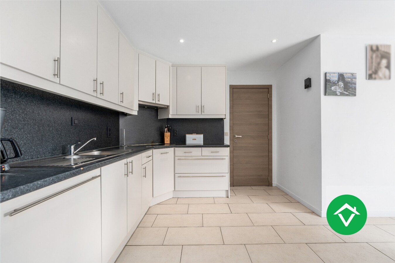 Functionele woning met drie slaapkamers, garage en ruime oprit te Ichtegem 