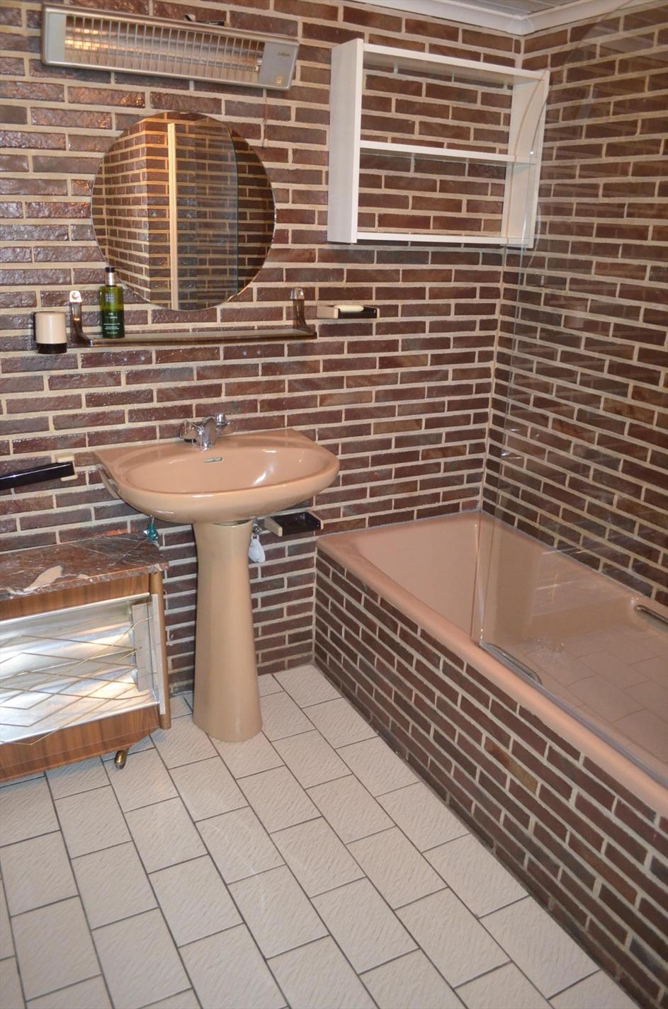 Te renoveren HoB met 3 slpks, garage en tuin gelegen te centrum Maldegem 