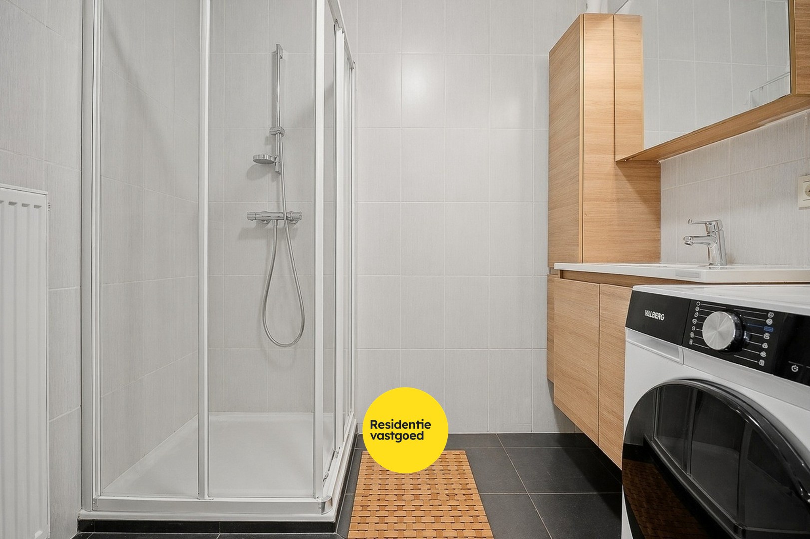Recent appartement met privatieve tuin (346m²)  en ruim terras (40m²) in het centrum van Woumen! 