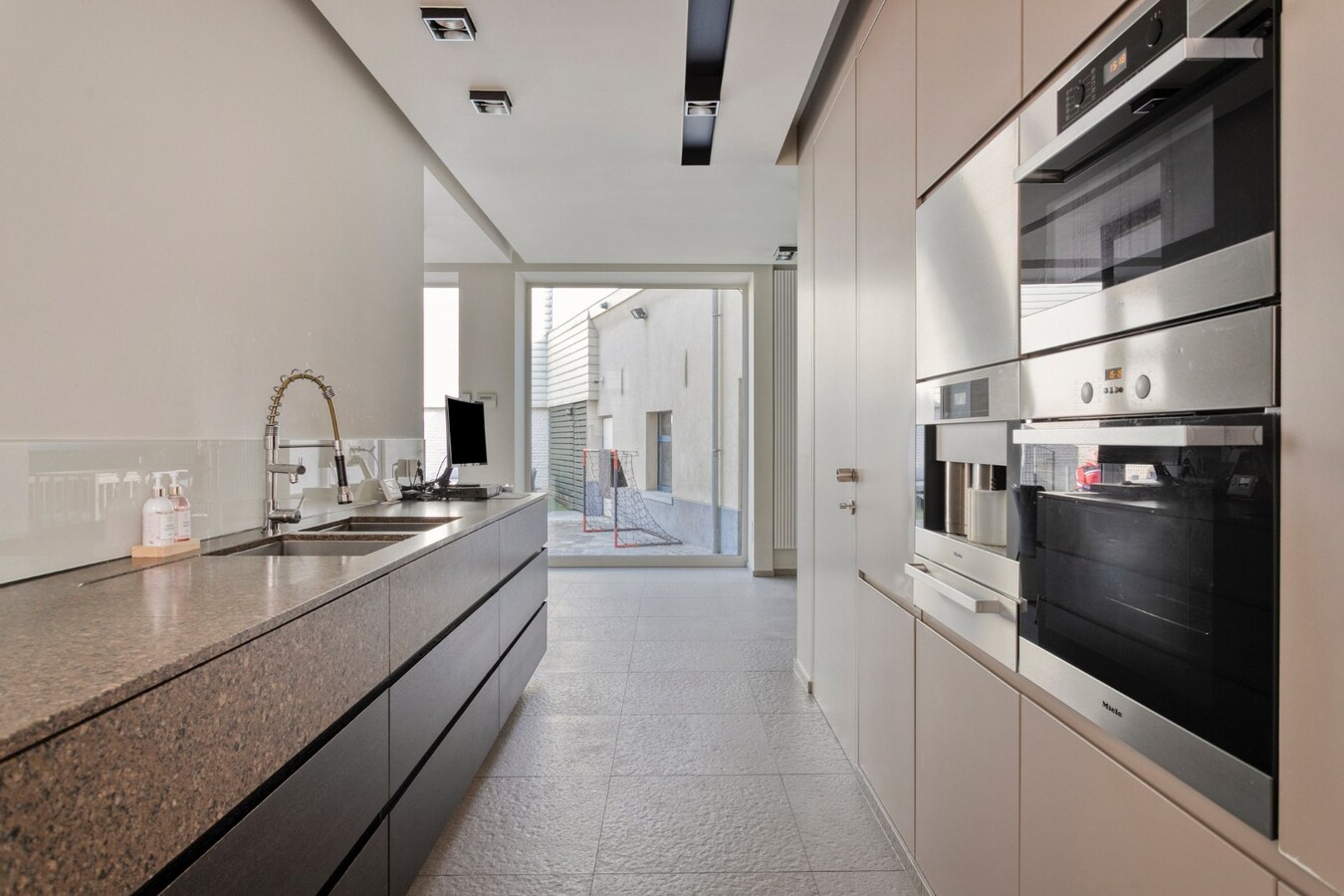 Uitzonderlijke exclusieve herenwoning met verrassende loods van 3 etages 