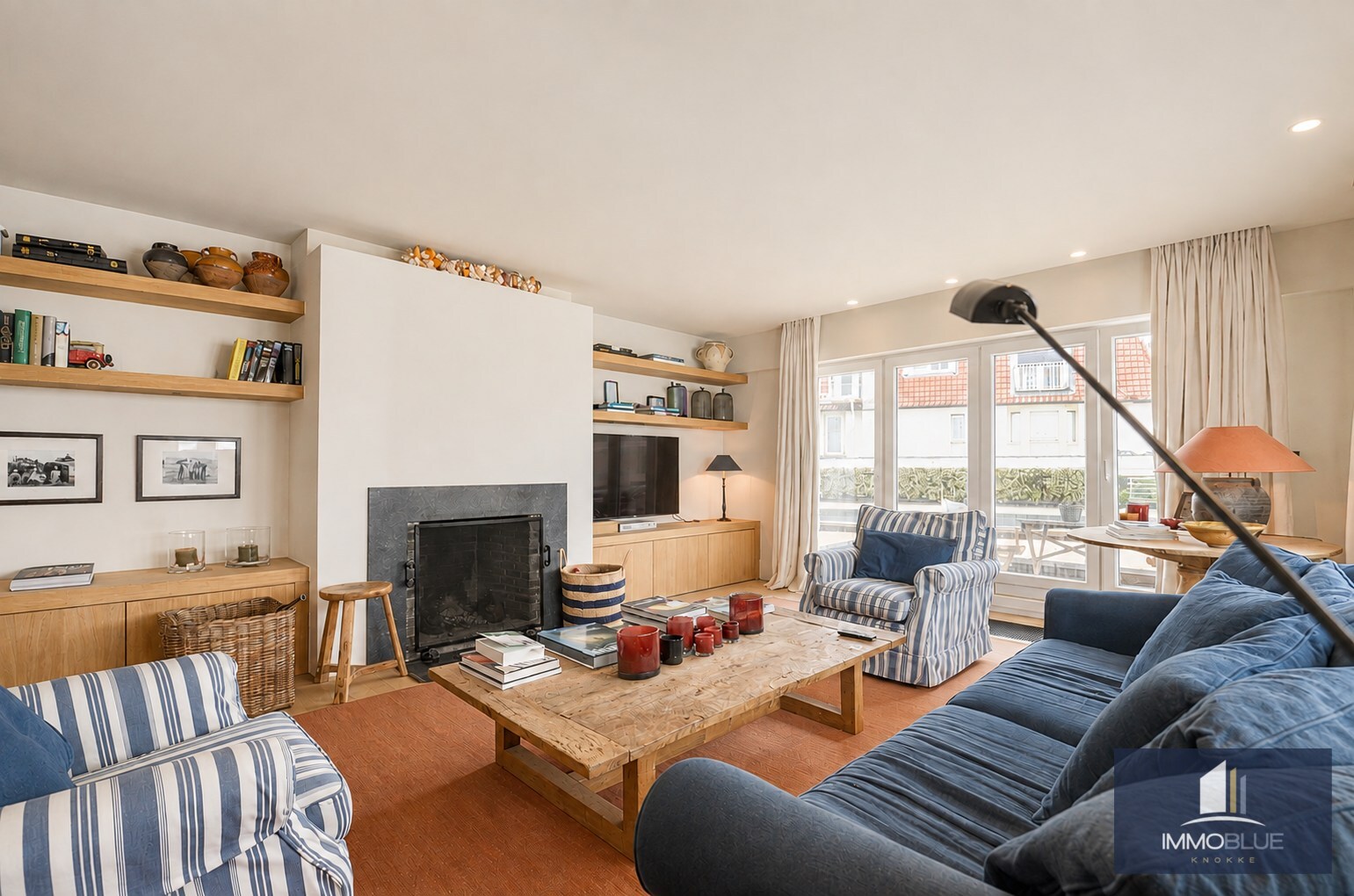 Stijlvol hoekappartement met tijdloze elegantie en een open zicht op de Kustlaan. 