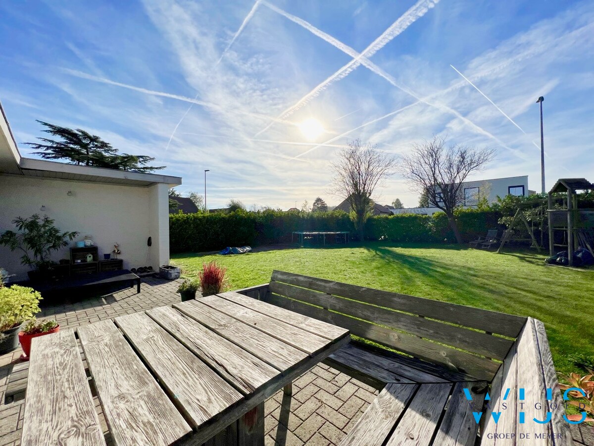 Ruime bungalow in een rustige woonwijk te Lovendegem ! 