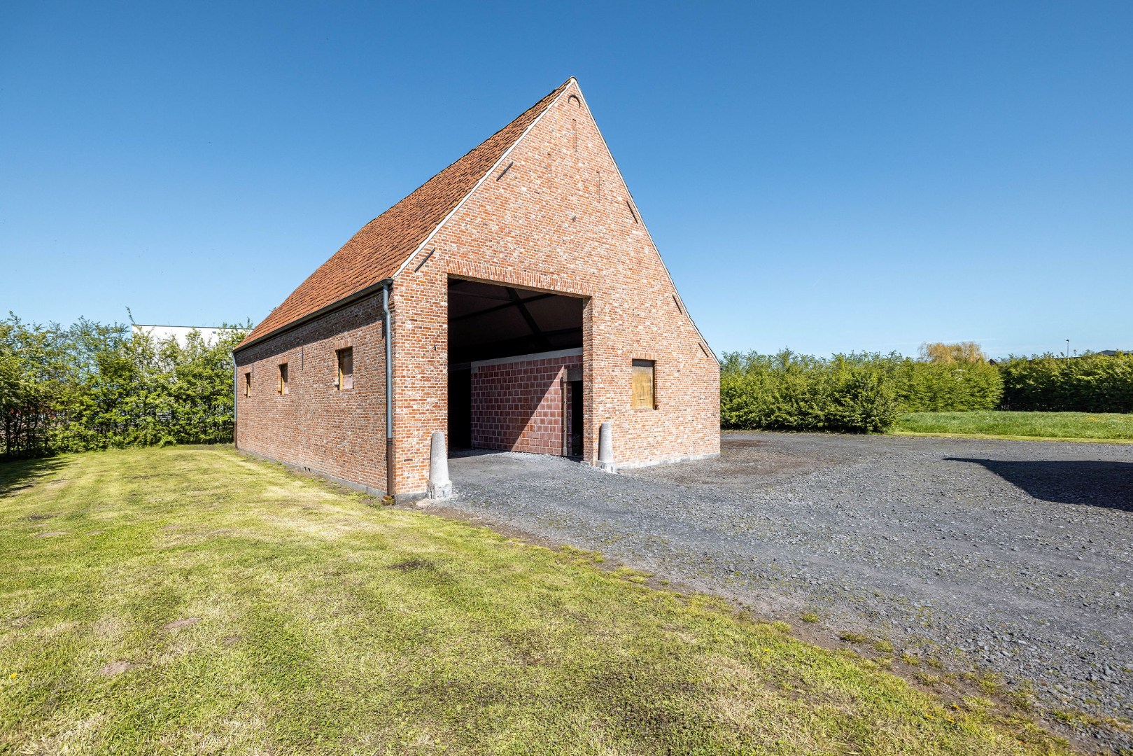 Landelijk gelegen ruwbouwhoeve met bijgebouwen op uitzonderlijk perceel van ca. 9.331 m² 