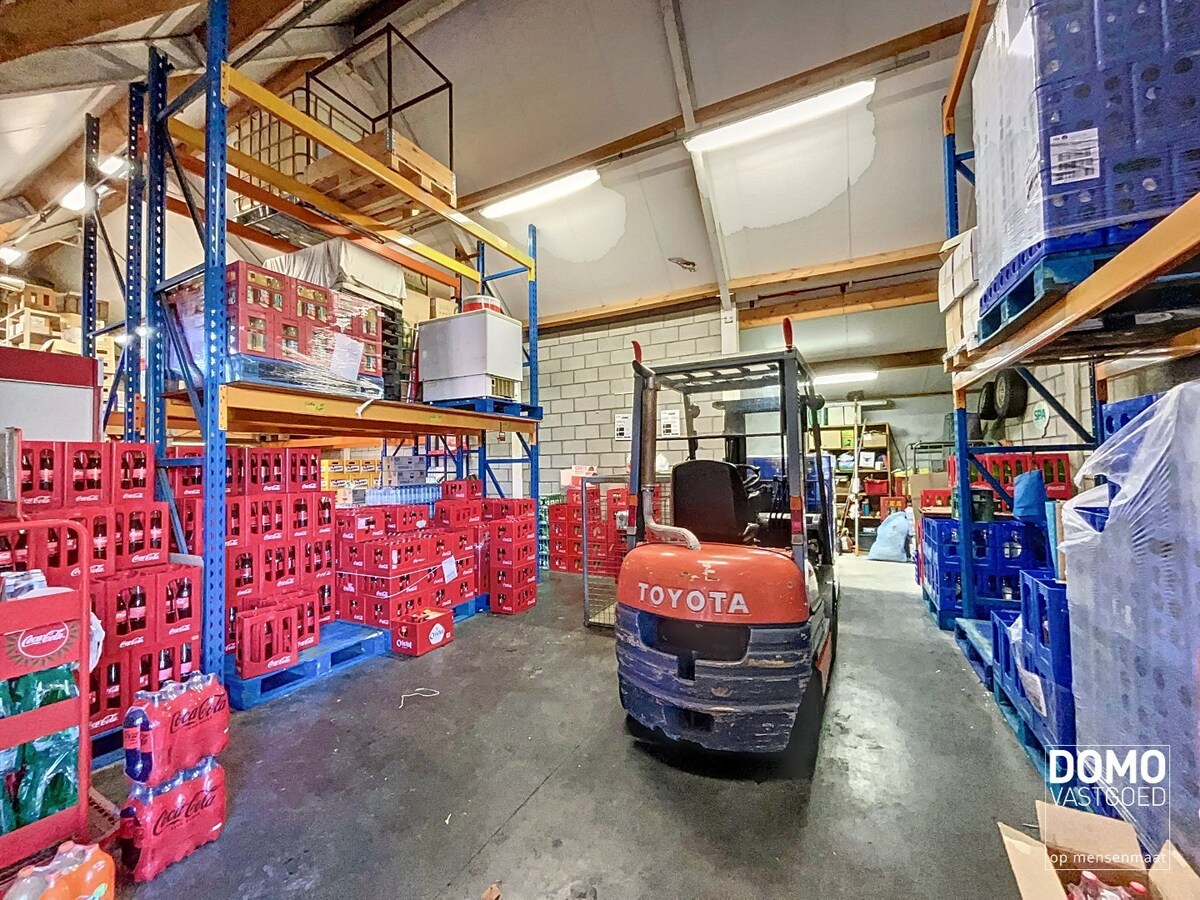 UNIEK pand met tal van mogelijkheden, gunstig gelegen te Kermt. 