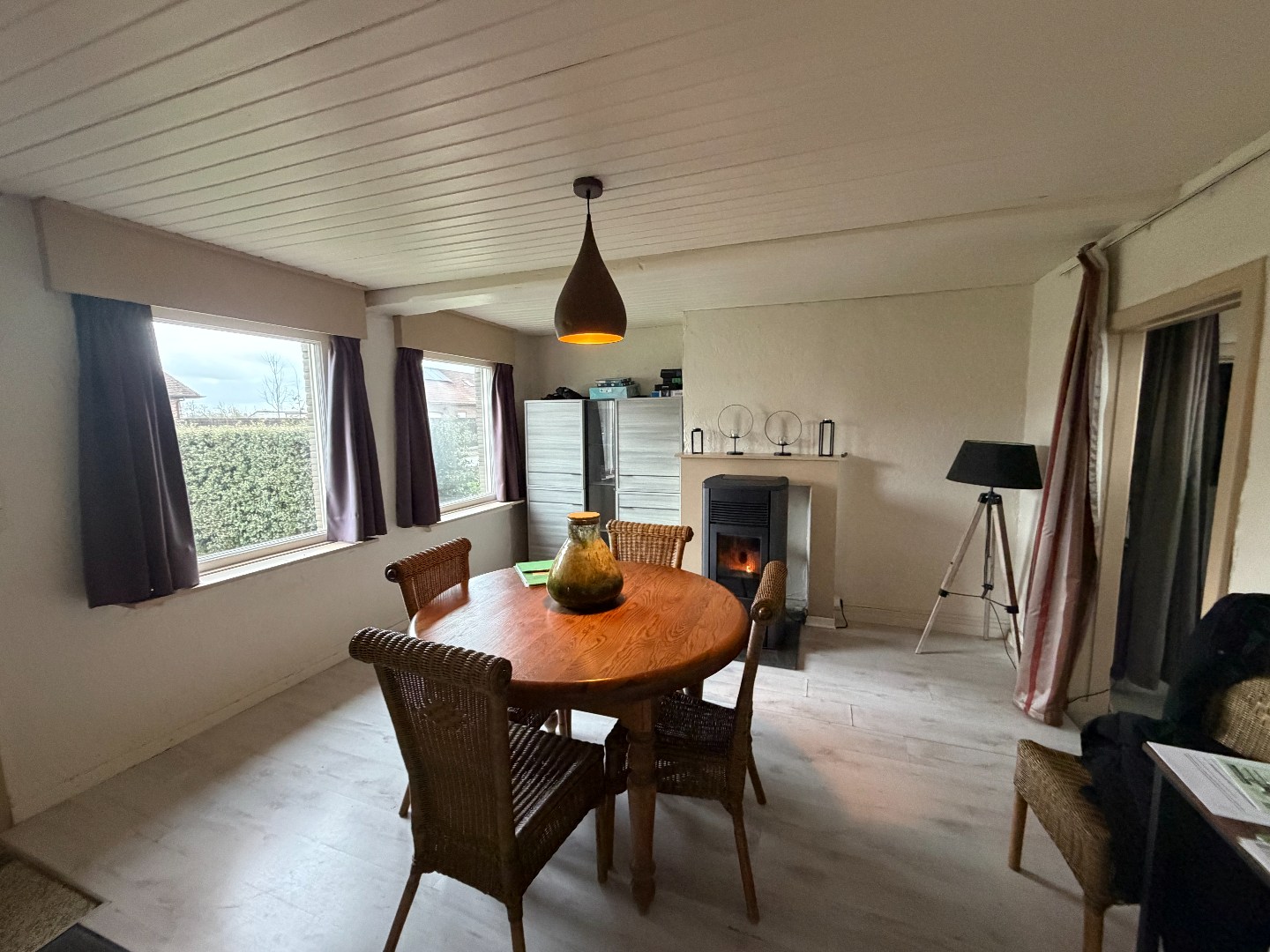 Charmante halfopen woning met garage, 2 slaapkamers en grote tuin 