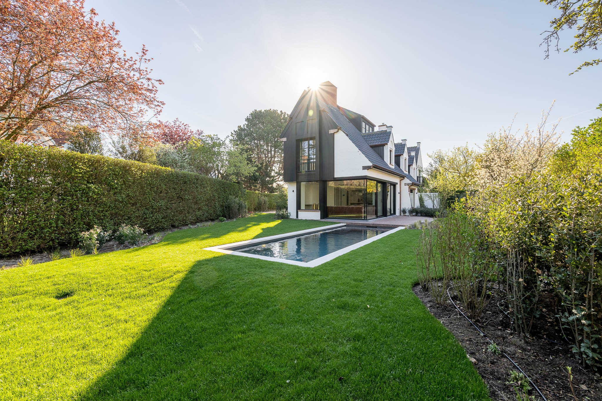 Luxueus gerenoveerde koppelvilla met zwembad in de Noordzeelaan te Knokke. 