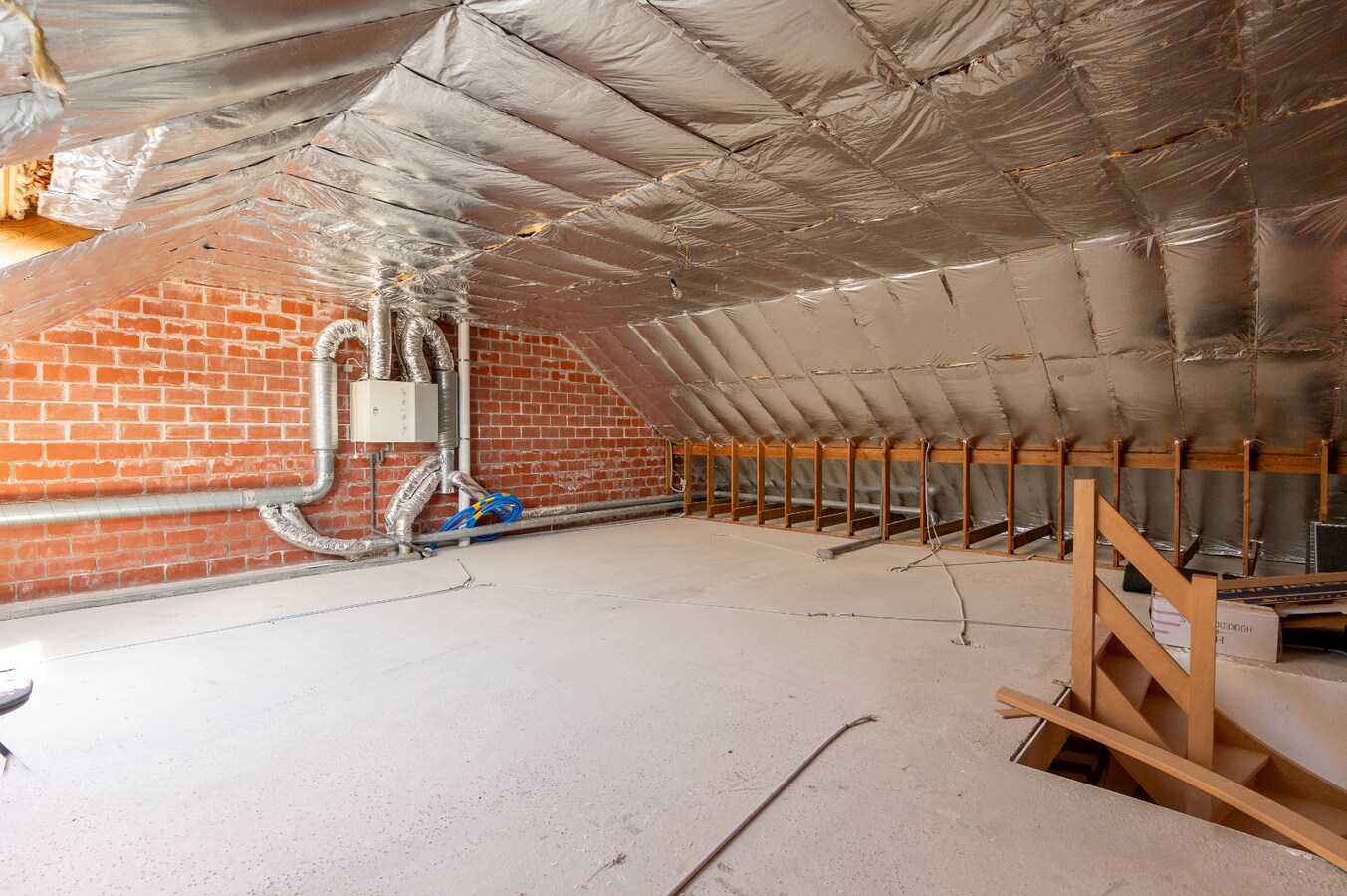 Zolder met vaste trap (90 m²)