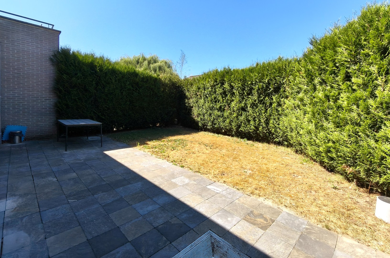 RUIM GELIJKVLOERS APPARTEMENT MET TUIN EN GARAGE 