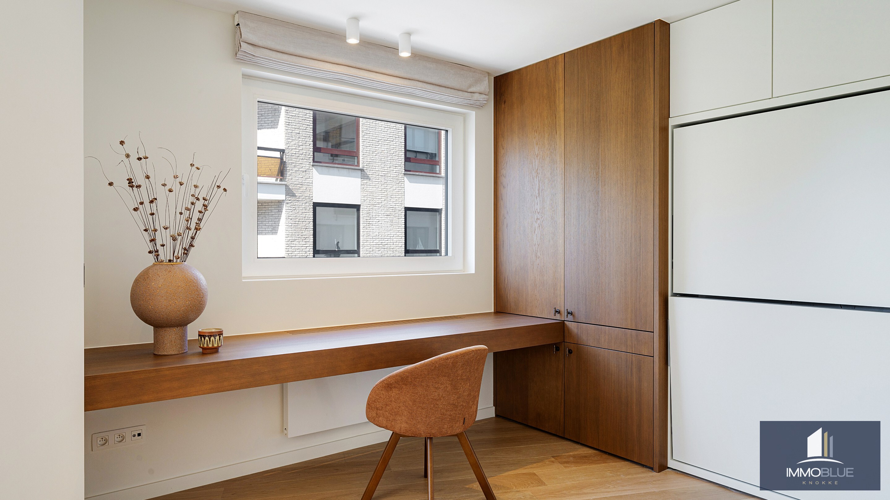 Uitzonderlijk hoekappartement, gelegen in de Zoutelaan, met een gevelbreedte van ca. 16 meter en biedt een open uitzicht op de Lippenslaan. 