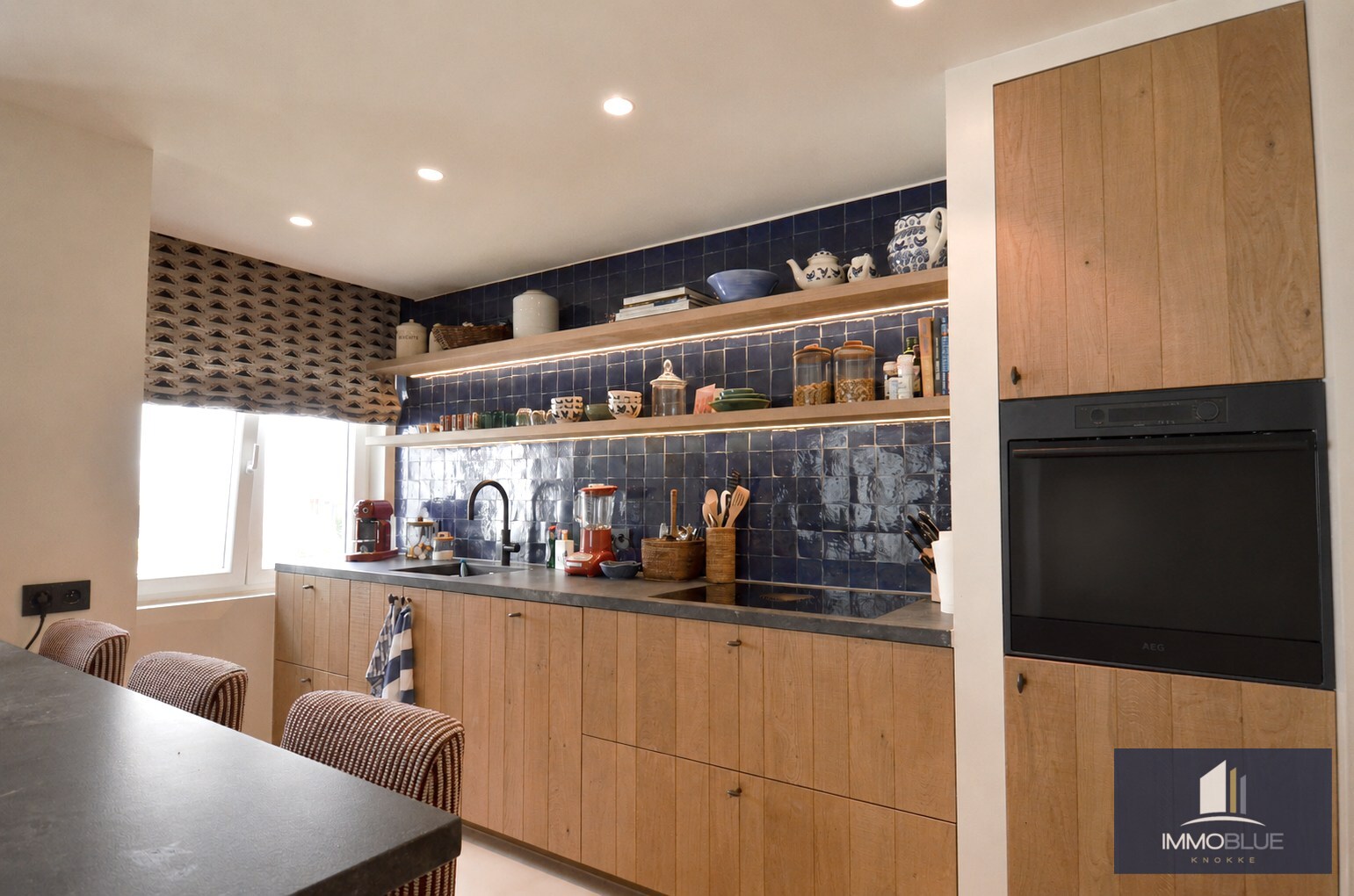Stijlvol hoekappartement met tijdloze elegantie en een open zicht op de Kustlaan. 