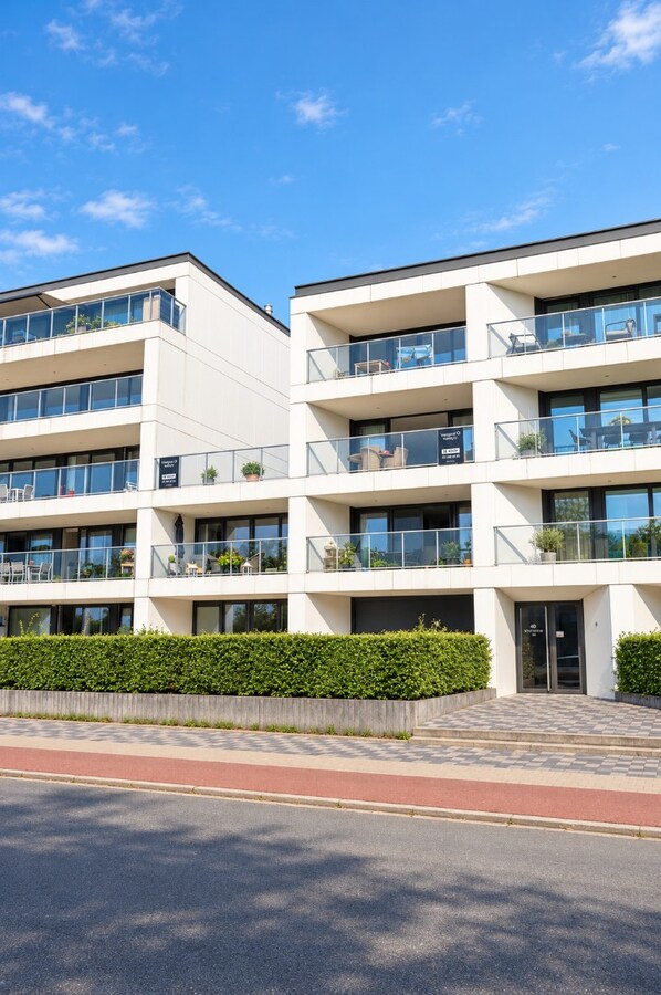 RUIM APPARTEMENT MET MAGNIFIEKE TERRASSEN NABIJ STRAND EN ZEE 