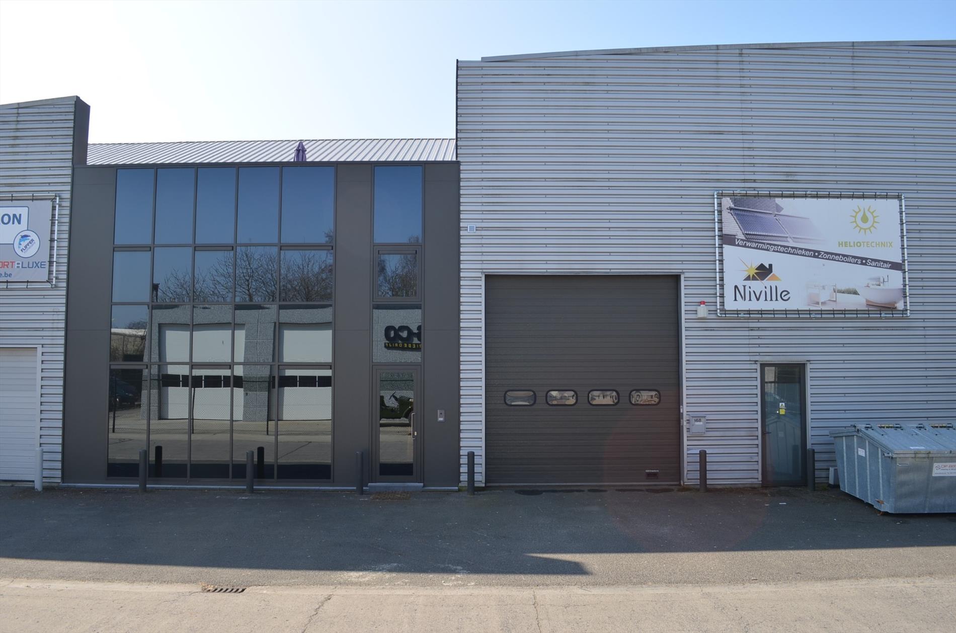 Magazijn (+/- 650m²), nieuwbouw duplex loft en bureau op 921m² goed gelegen te Maldegem 