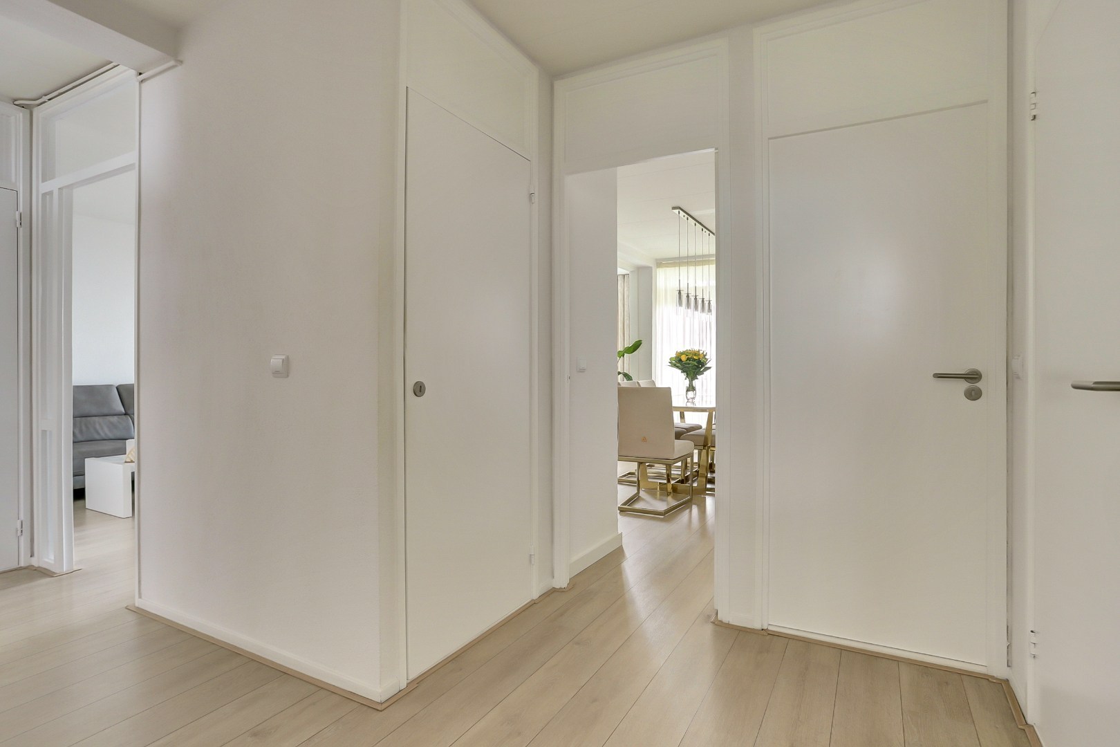 Zonder klussen te betrekken dit fraaie 4-kamer appartement op de 10e verdieping met 3 slaapkamers, fraaie keuken, moderne badkamer, mooi uitzicht en gelegen aan een groen park! 