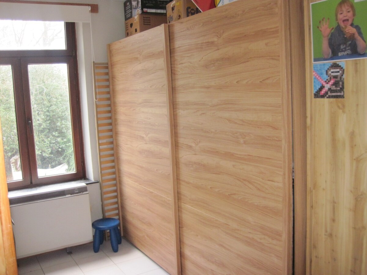 Bijzonder ruim gelijkvloers woonappartement. 