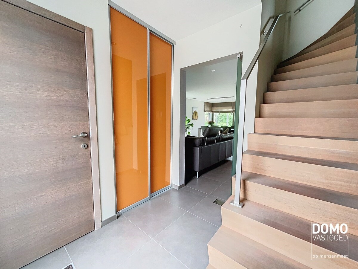 MODERNE OPEN BEBOUWING MET TUIN, INPANDIGE GARAGE EN 2 SLAAPKAMERS TE STOKROOIE 