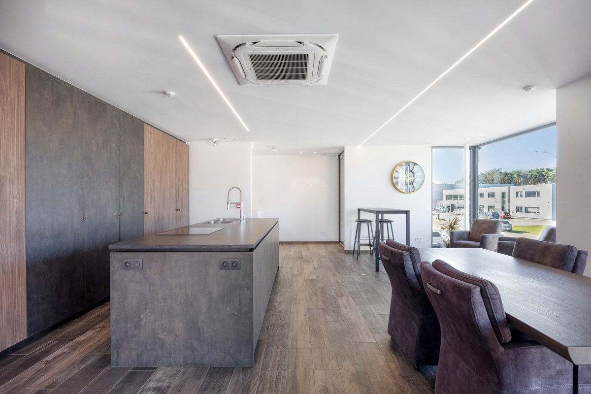 Grondig gerenoveerd KMO gebouw met magazijn en kantoorruimtes in Heverlee op een perceel van 11a19ca! – EPC -22,65 kWh/m² 