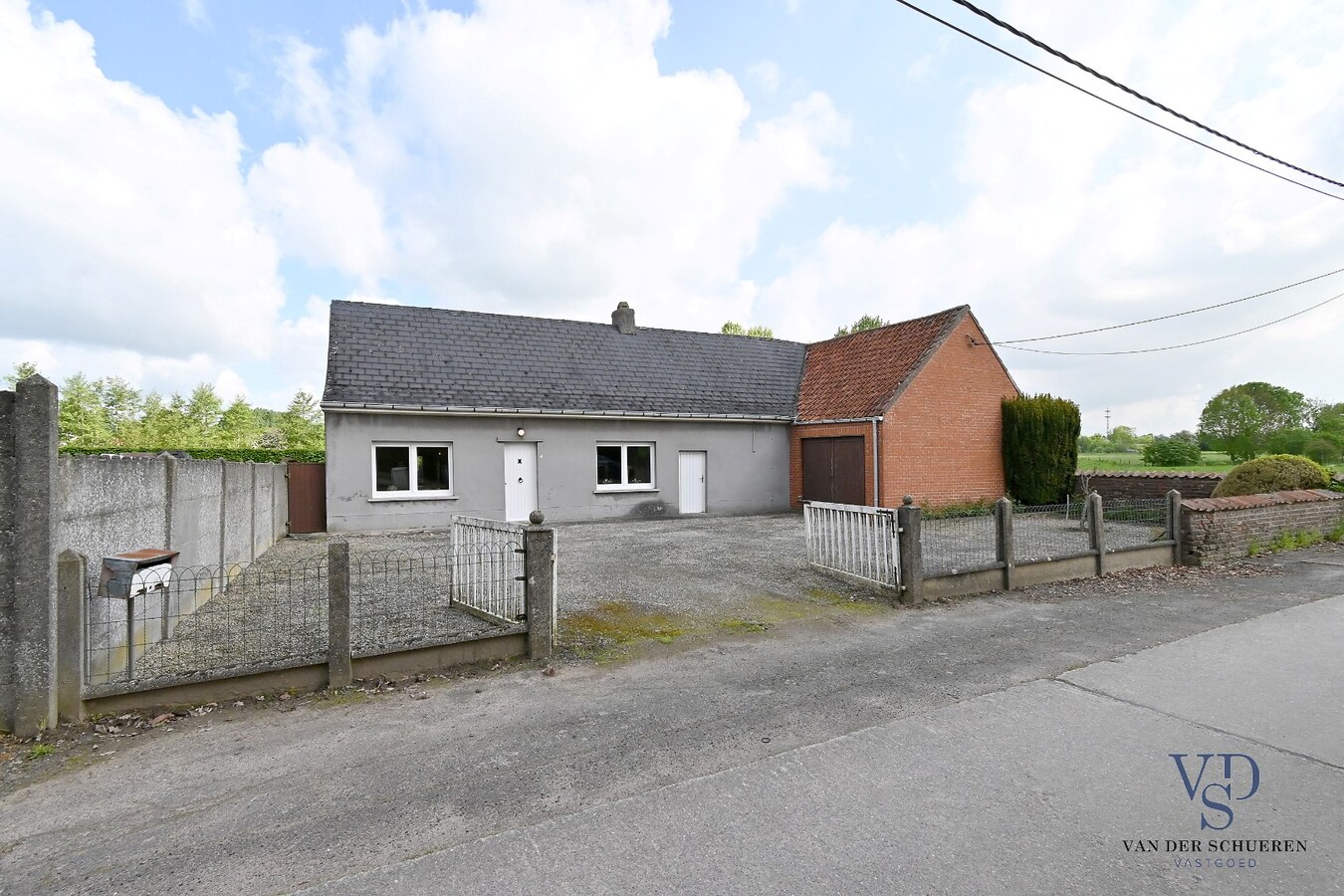 Exceptioneel gelegen eigendom met mogelijkheden. 