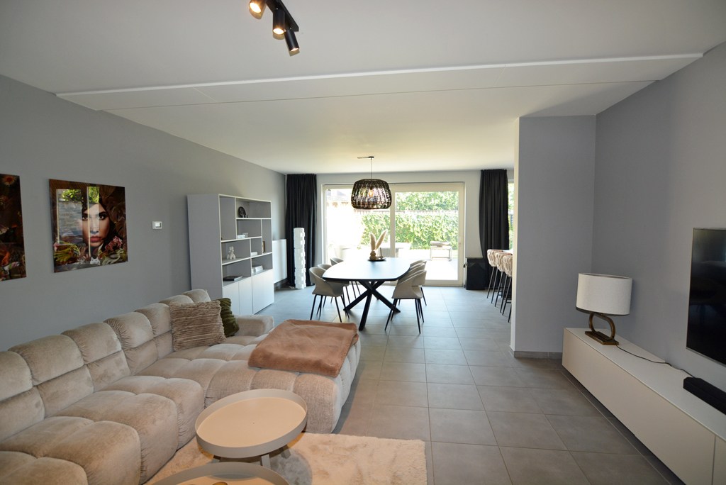 Gelijkvloers appartement met 2 slpk, ruim terras, tuin en 2 autostandplaatsen. 