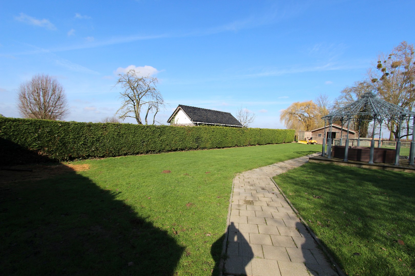 GELIJKVLOERS APPARTEMENT - VOLLEDIG VERNIEUWD 