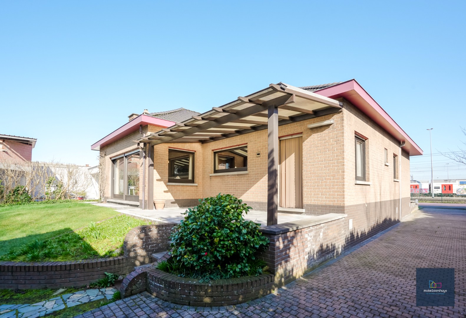 Ruime bungalow met garage op 1980m² grond 