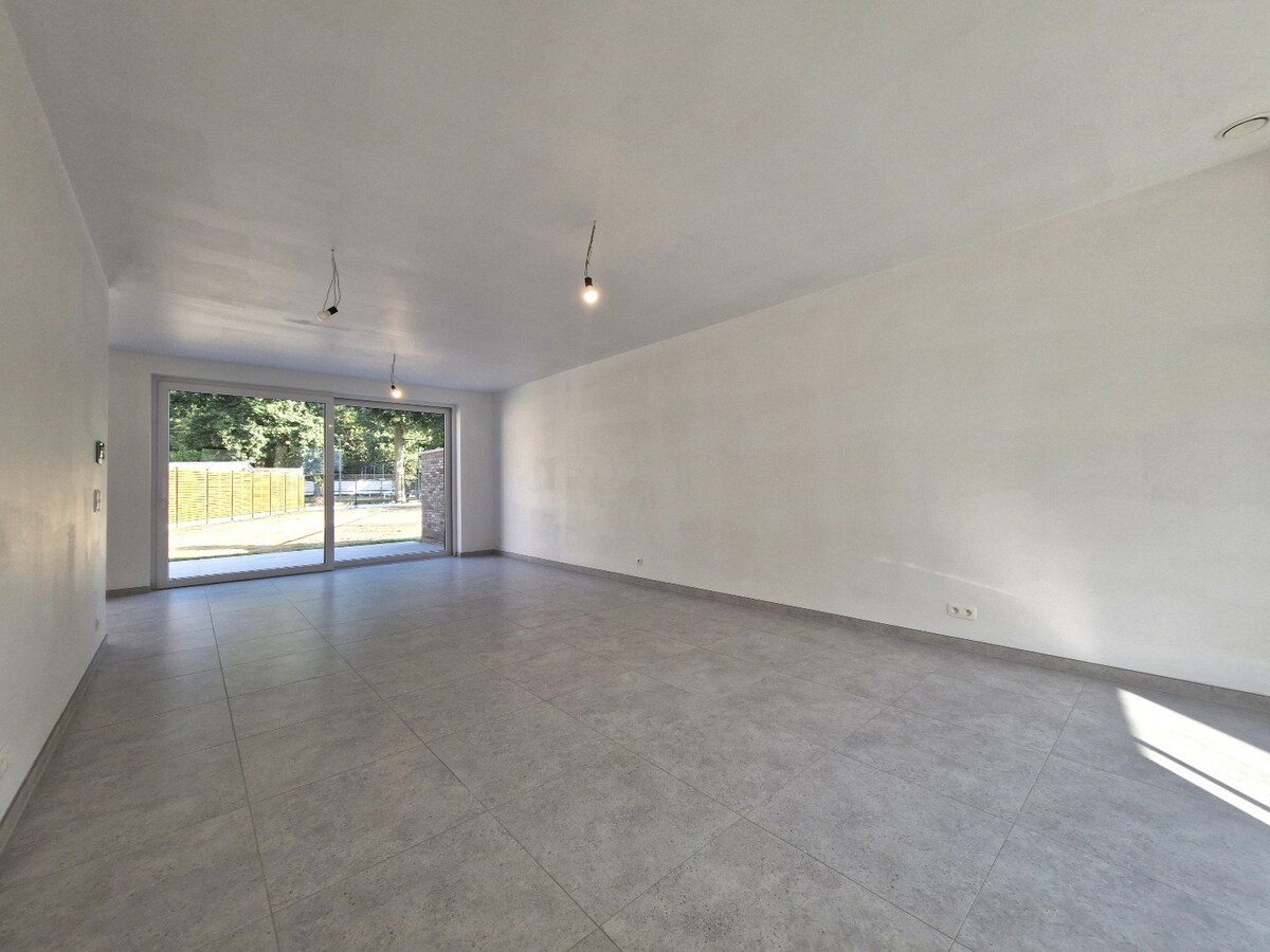 Nieuwbouwwoning met mooie tuin, garage en 4 slaapkamers te Dudzele 