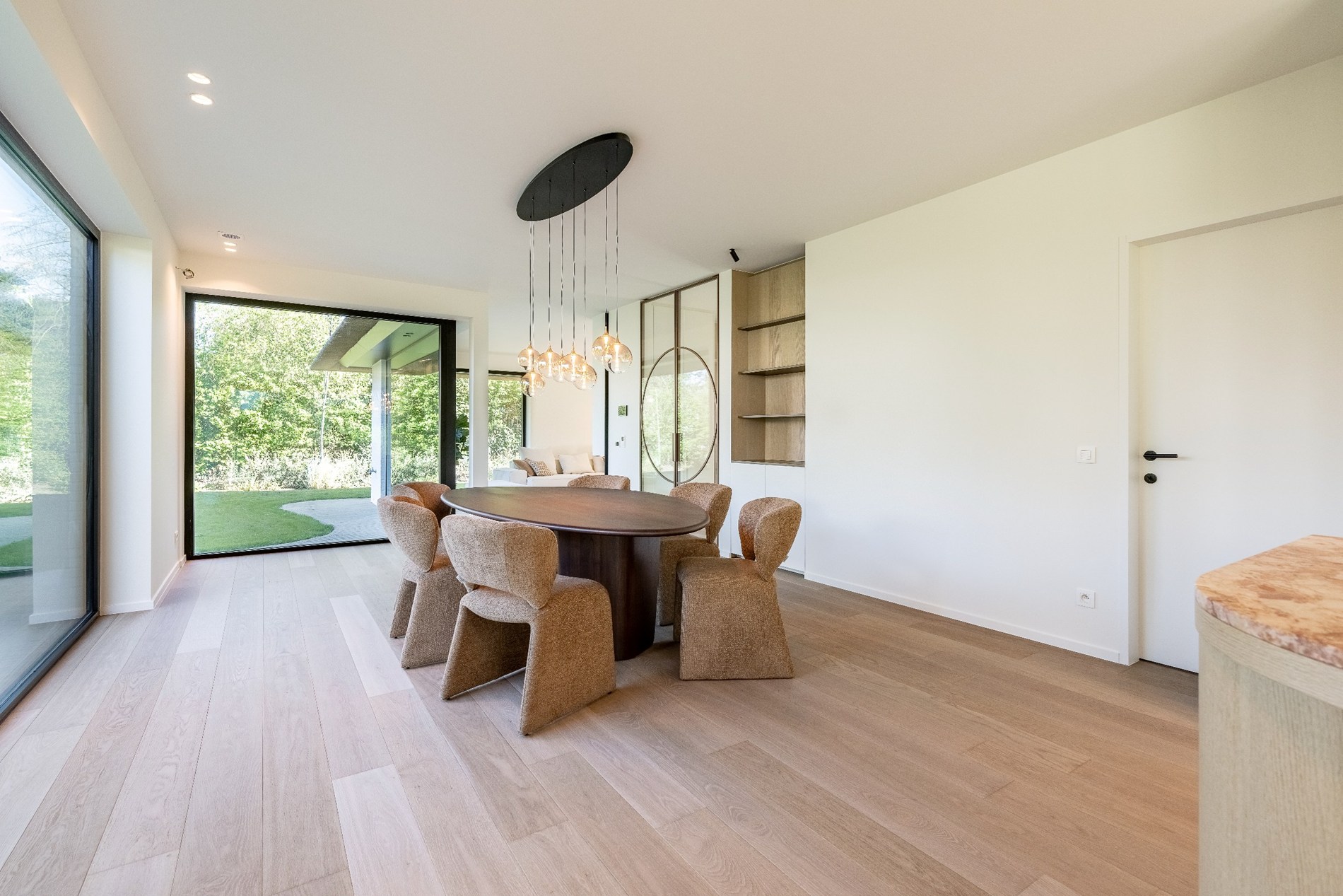 Indrukwekkende nieuwbouwvilla in hartje Zoute op enkele passen van de golf te Knokke. 