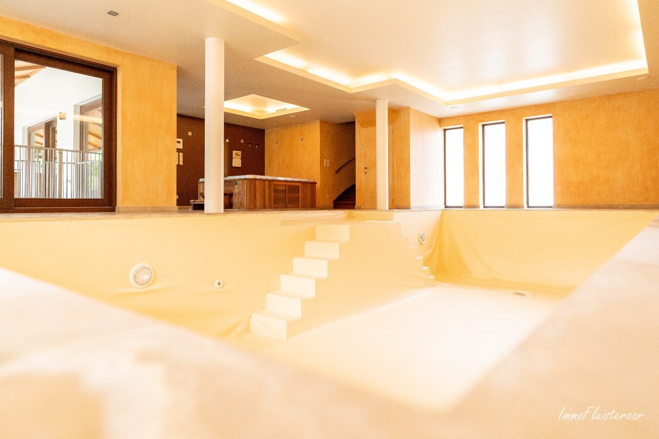 Prachtige villa met hippische accommodatie en binnenpiste op ca. 2ha te Paal 