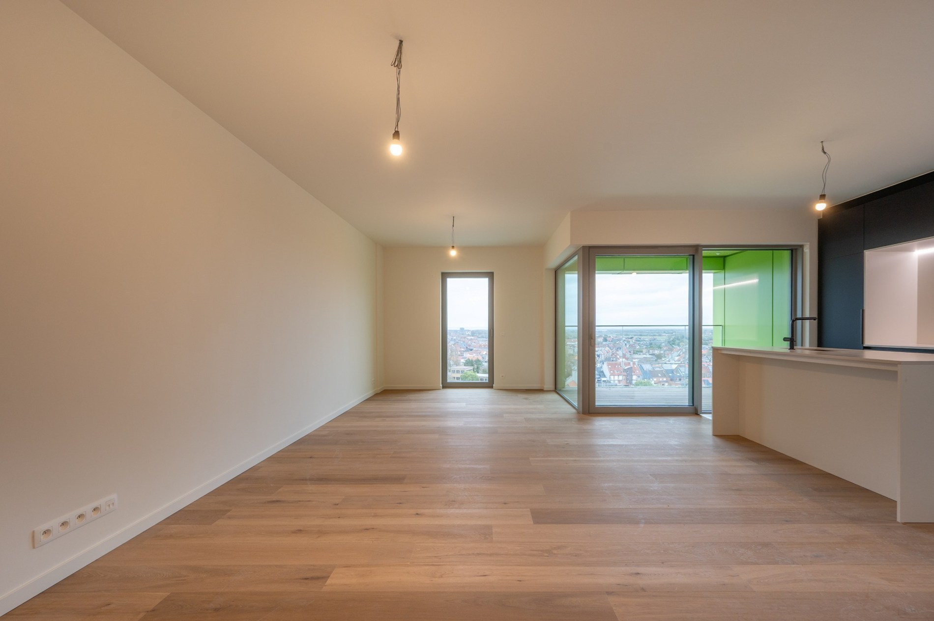 Non meublé : Appartement de 2 pièces idéalement situé à la Résidence Hoos avec vue latérale sur la mer. 