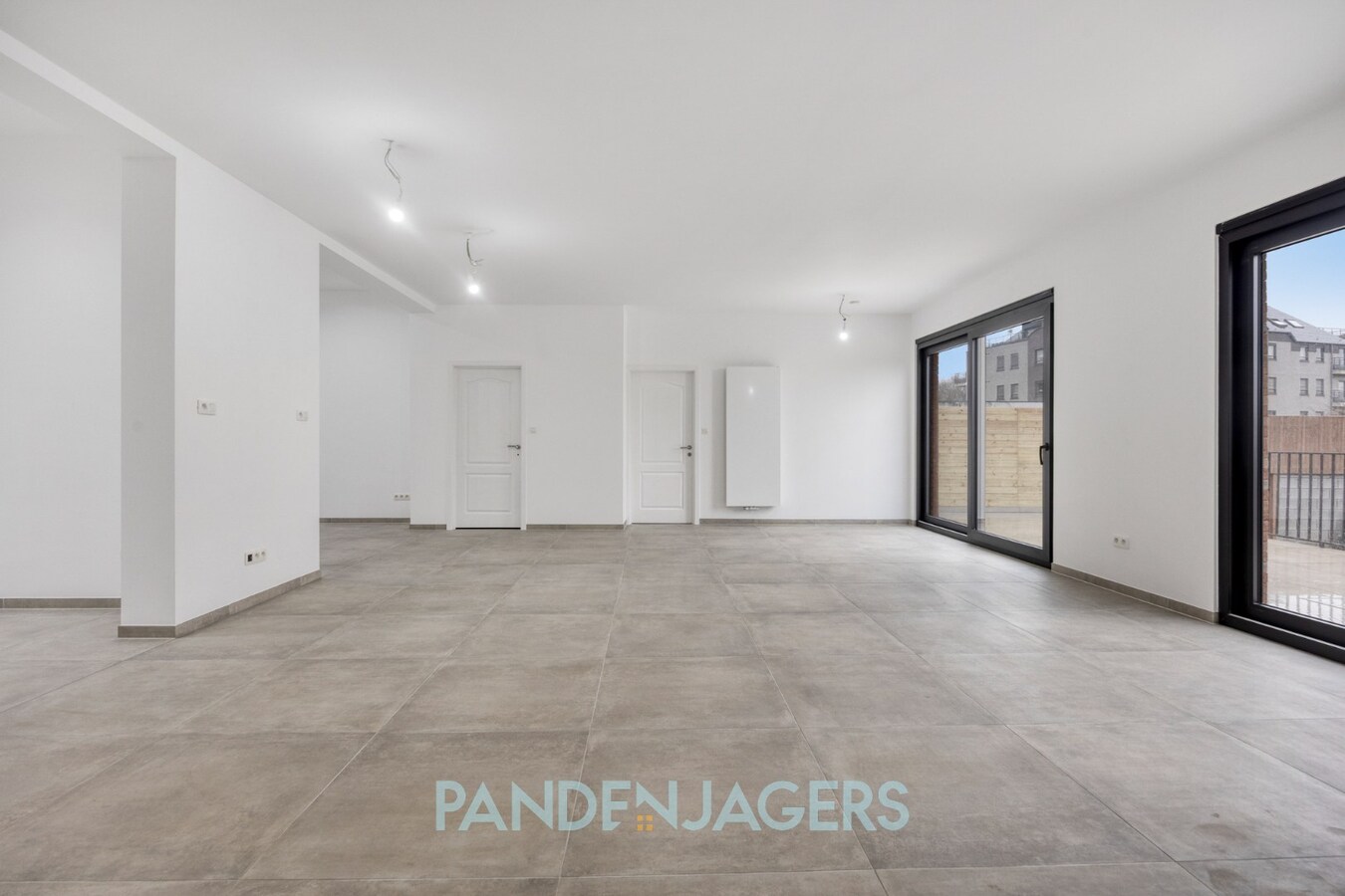 Volledig gerenoveerd handelspand met uitzonderlijke buitenruimte te Duffel 