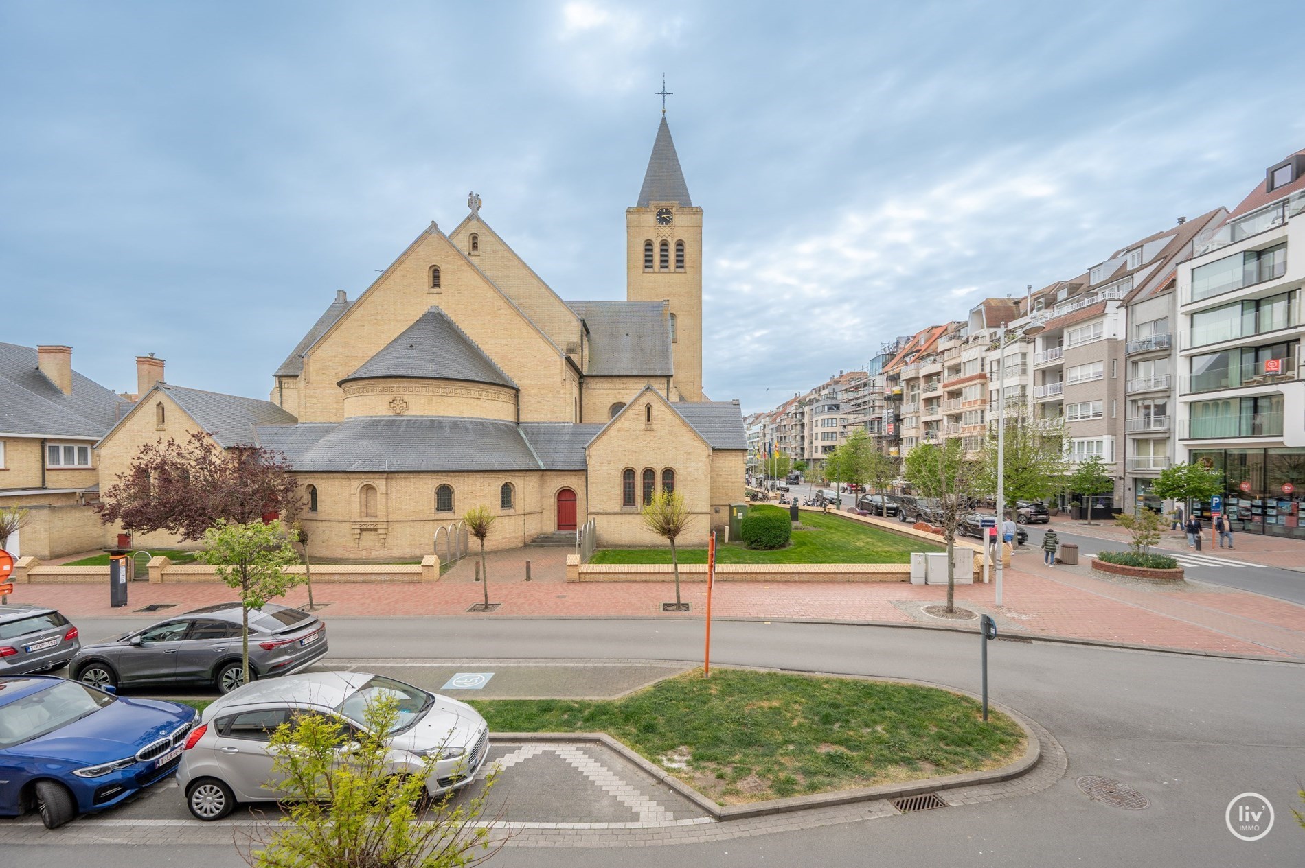 Appartement magnifiquement rénové de 150 m² avec vue dégagée sur l'église du Sacré-Cœur - Avenue Dumortier, Knokke. 