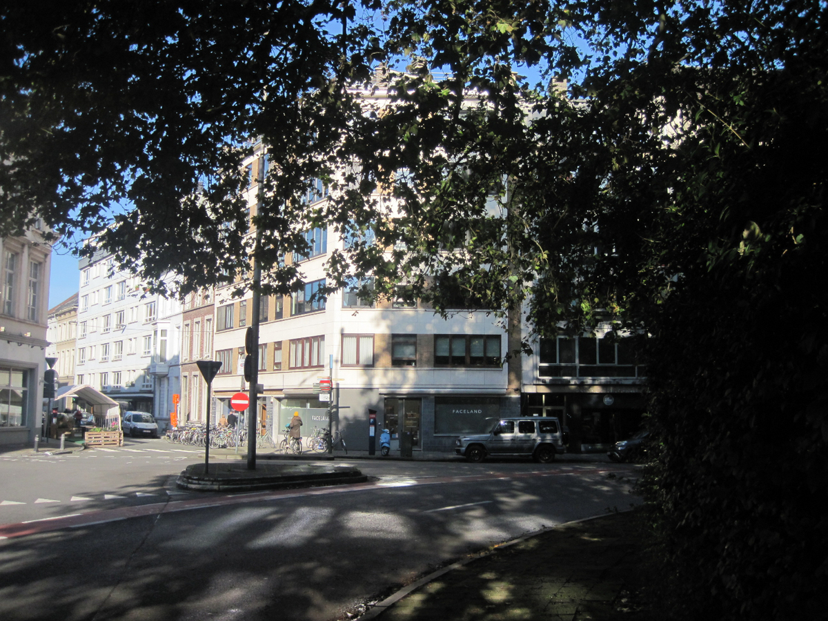 Lichtrijk, ruim 2-slp-appartement aan St-Anna-plein. 