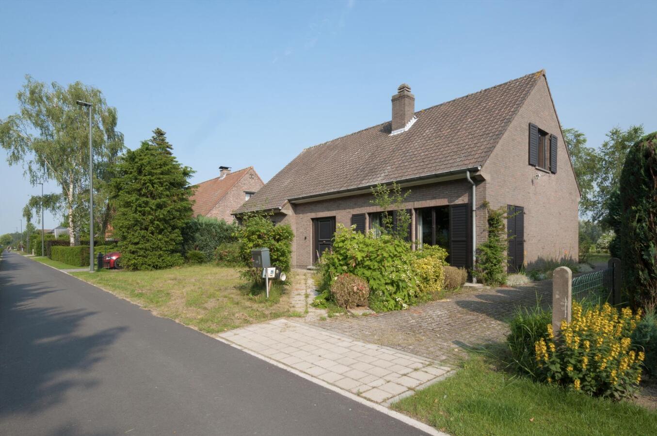 Ruime woning met prachtige tuin en open zicht 