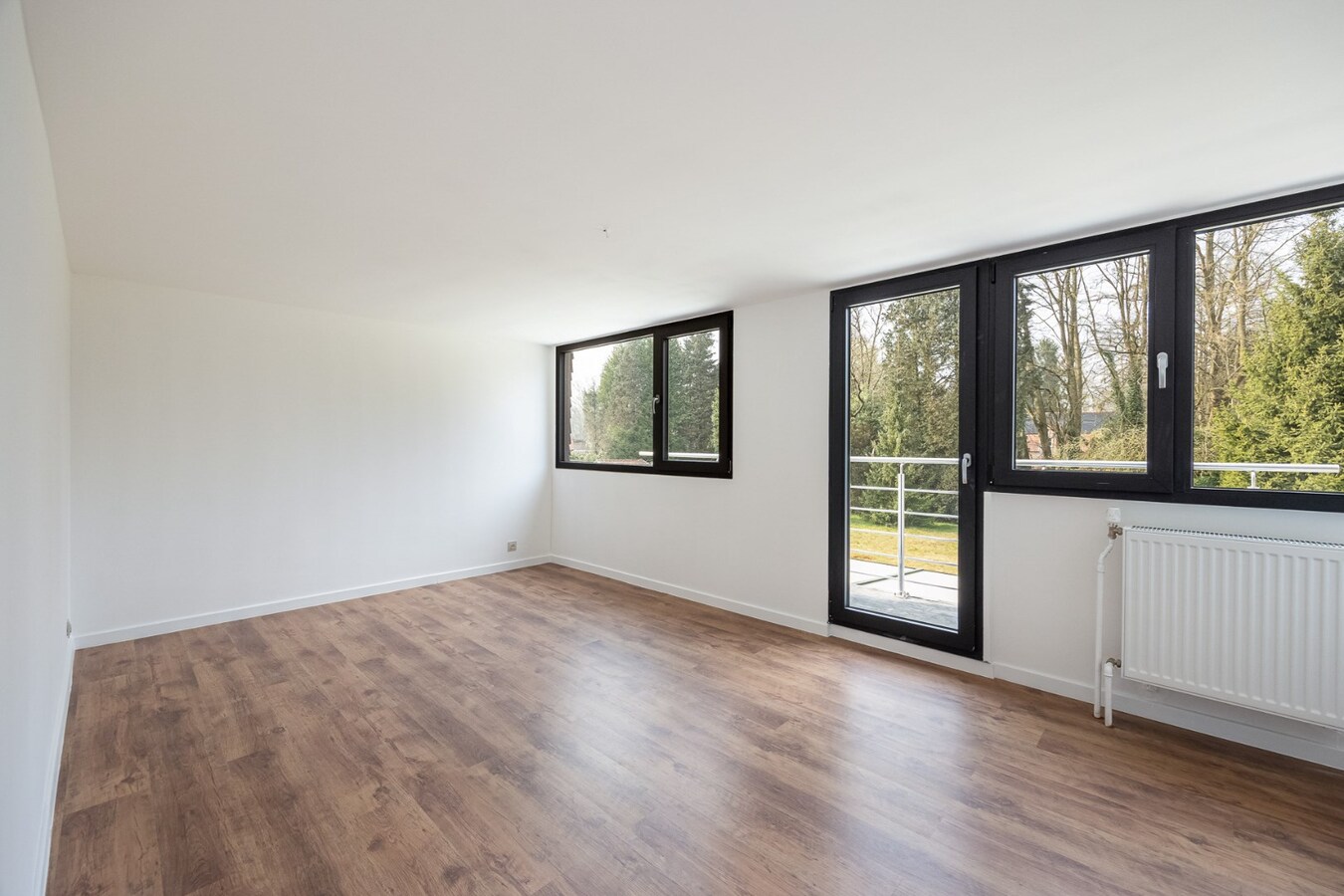 Landelijke, gerenoveerde woning met 4 slaapkamers op perceel van 2.322 m² 