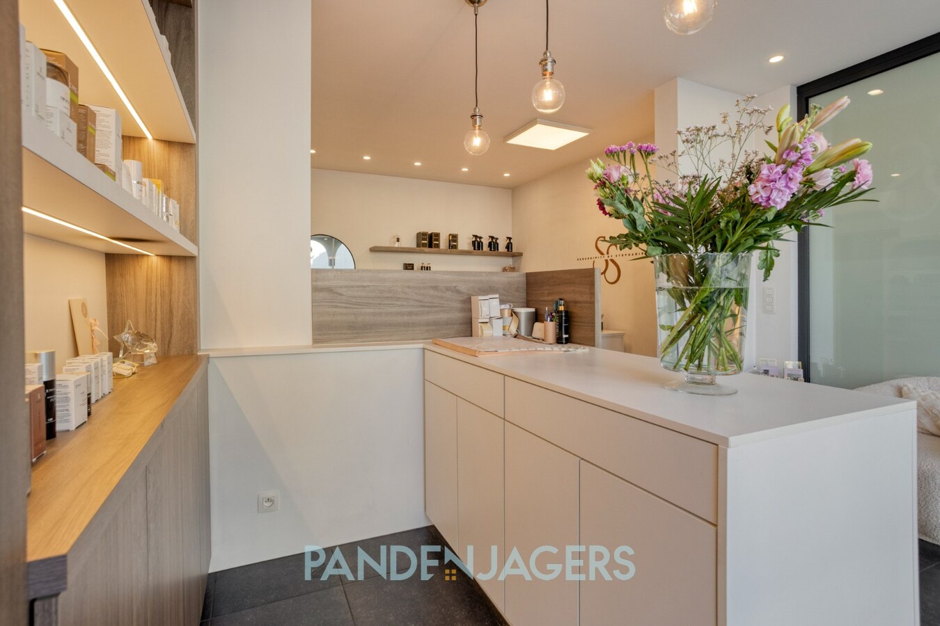 Stijlvol en hoogwaardig afgewerkt handelspand met visibiliteit te Duffel 