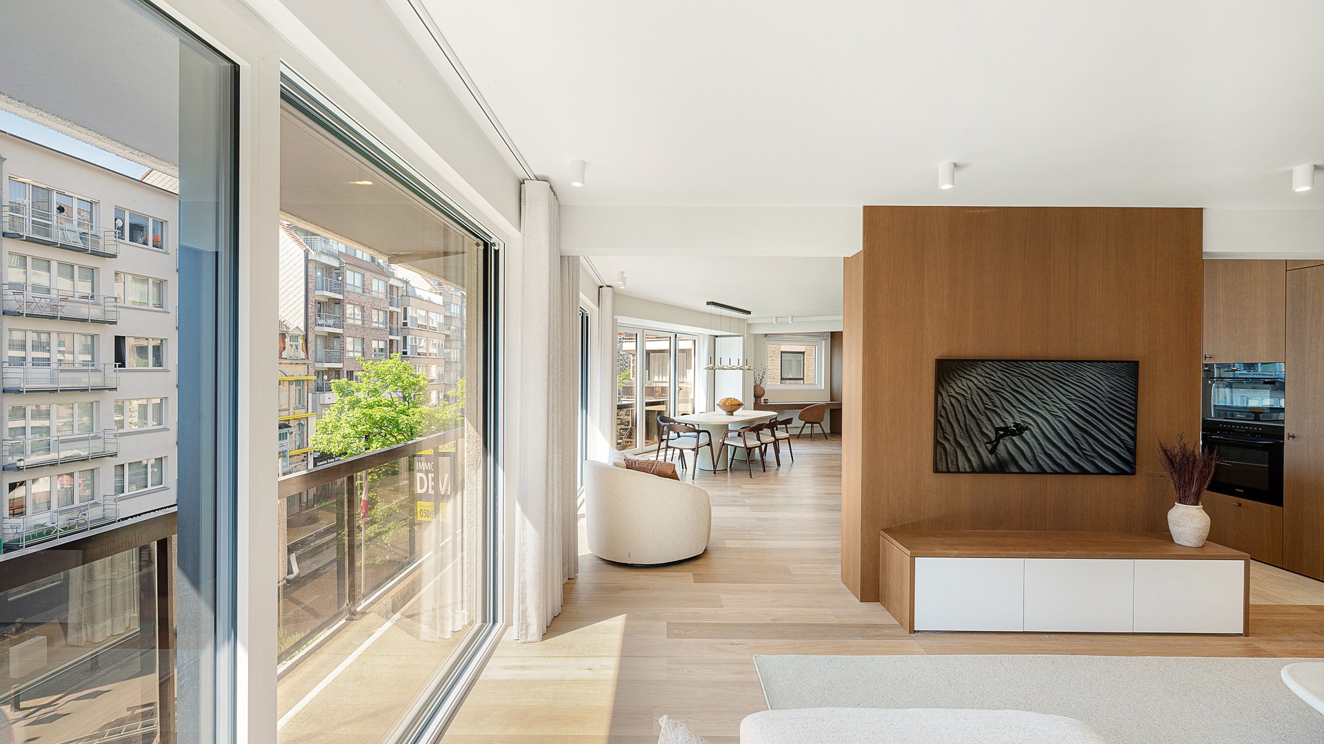 Appartement d'angle spacieux et luxueusement rénové avec des vues dégagées et une largeur de façade de plus de 16 mètres. 