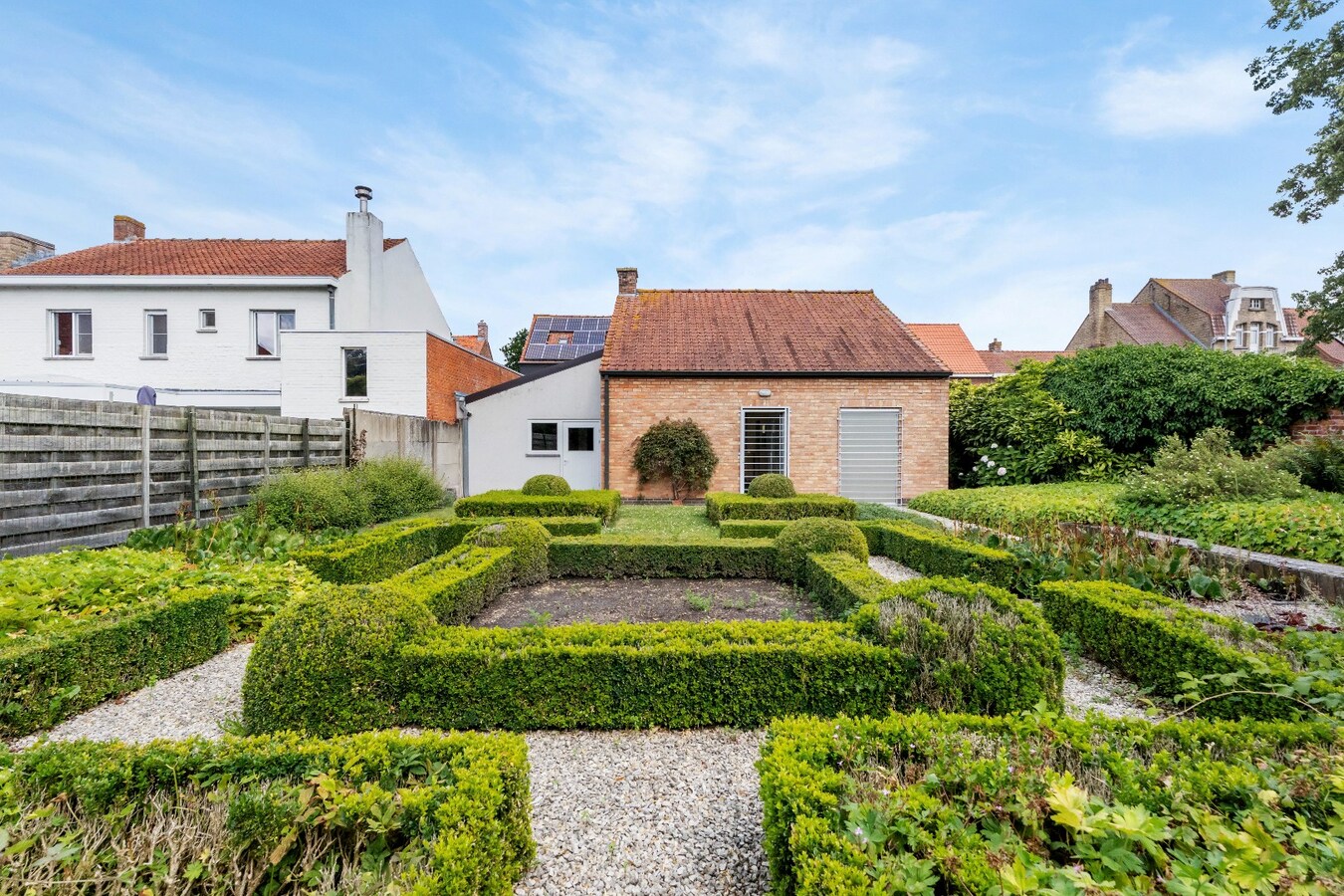 Centraal gelegen handels(woning) met garage op 369m² in Merkem! 