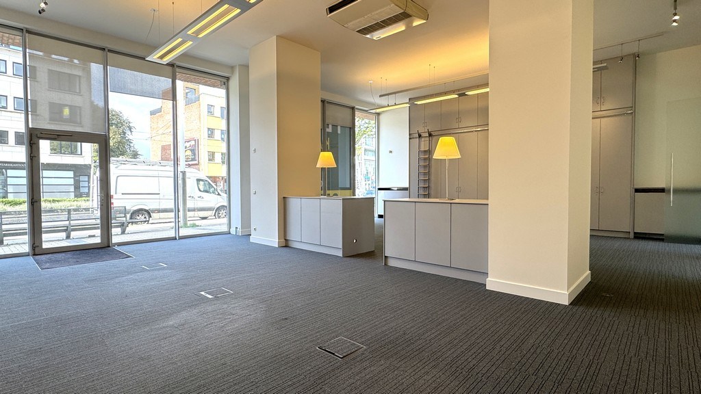 Commercieel gelijkvloers kantoor te koop nabij Singel te Berchem