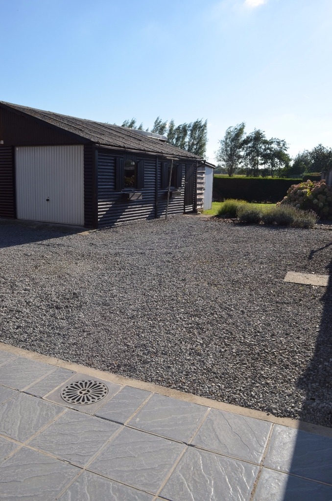 Rijwoning met 2 slpks en tuin te Adegem 