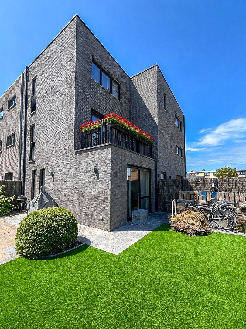Moderne bel-etagewoning met polyvalente ruimte, zonnige tuin en energiezuinige afwerking 