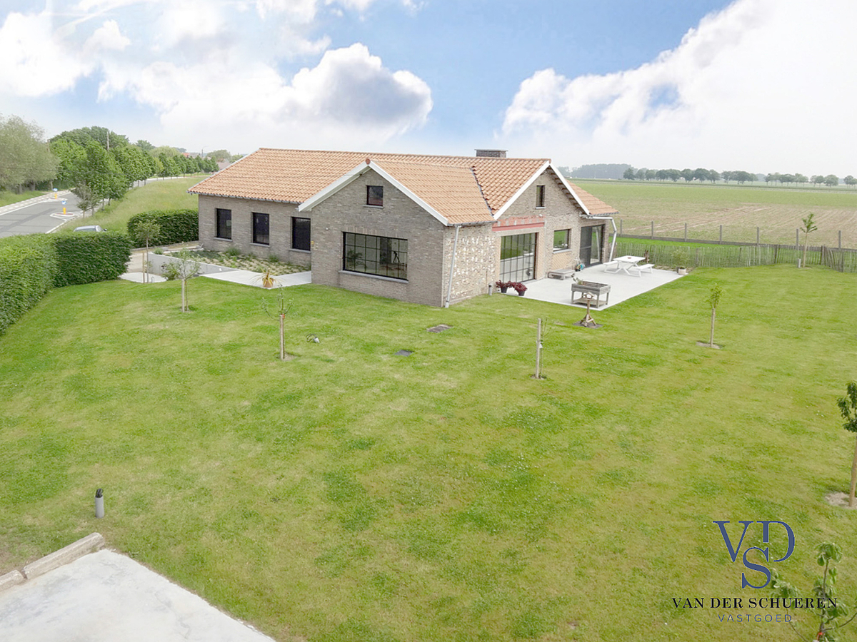 Exceptioneel gelegen, eigentijdse bungalow-villa. 