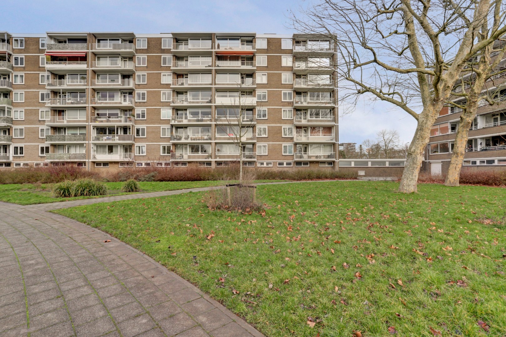 4-kamer appartement op de 6e verdieping met keurige keuken en badkamer, 2 balkons, berging in de onderbouw en gelegen op eigen grond! 
