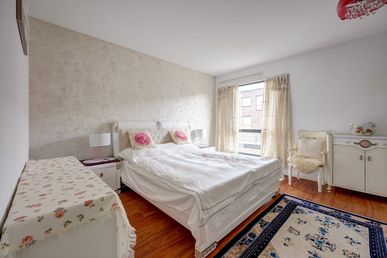 Goed onderhouden 4-kamer eengezinswoning met 3 goede slaapkamers (optie tot creëren 4e slaapkamer), ruime badkamer, onderhoudsvriendelijke tuin en gelegen op eigen grond! 
