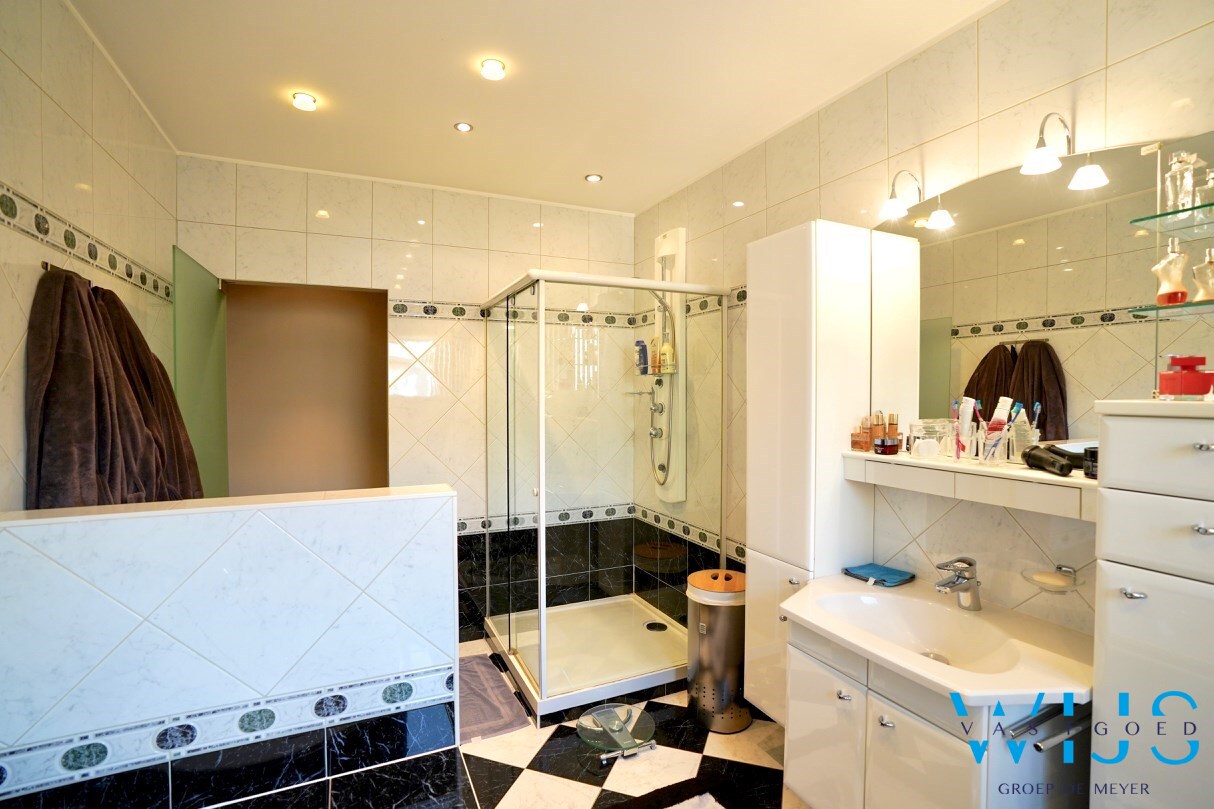 Multifunctioneel woonhuis met magazijn/praktijkruimte te ERTVELDE ! 